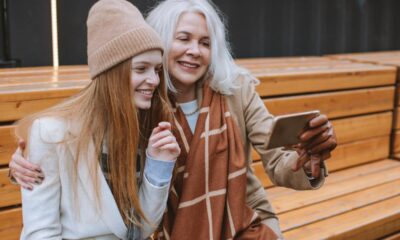 Donna anziana con ragazza che sorridono