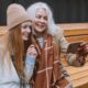 Donna anziana con ragazza che sorridono
