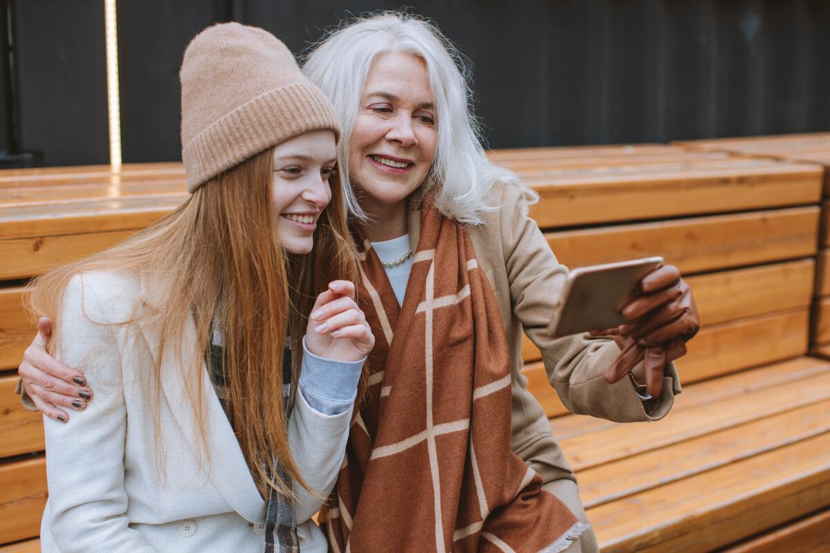 Donna anziana con ragazza che sorridono