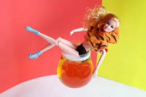 La storia di Barbie, la bambola più famosa al mondo, da simbolo di perfezione a...