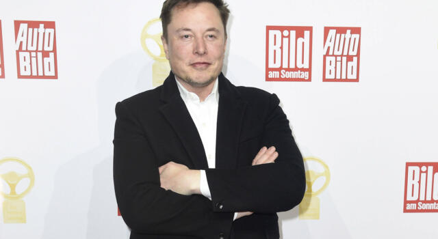 Musk cambia il logo di Twitter: il simpatico uccellino lascia il posto ad una lugubre X