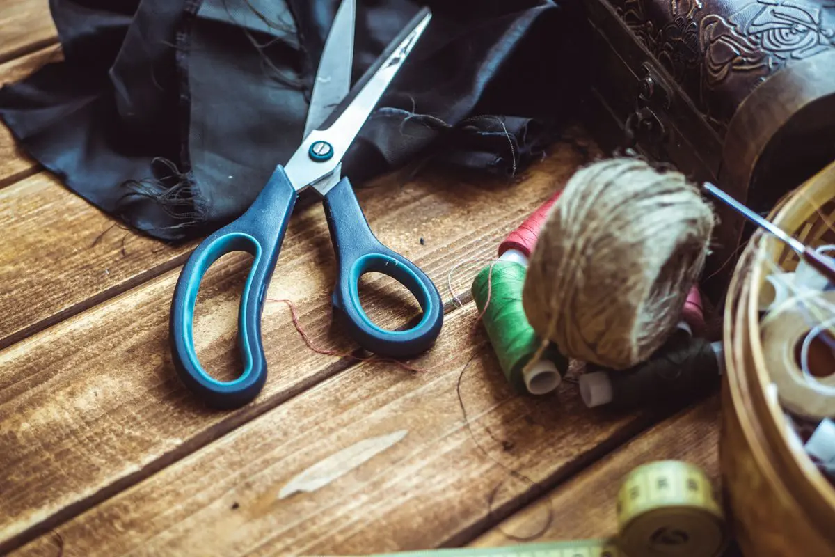 SewingTiKTok, l'ultimo trend è green e cool: spopolano i tutorial di cucito