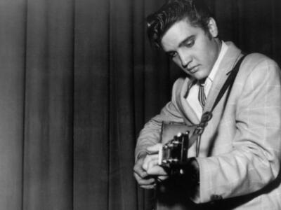 Elvis Presley, il primo anello marchiato TBC è stato battuto all’asta: la cifra è folle