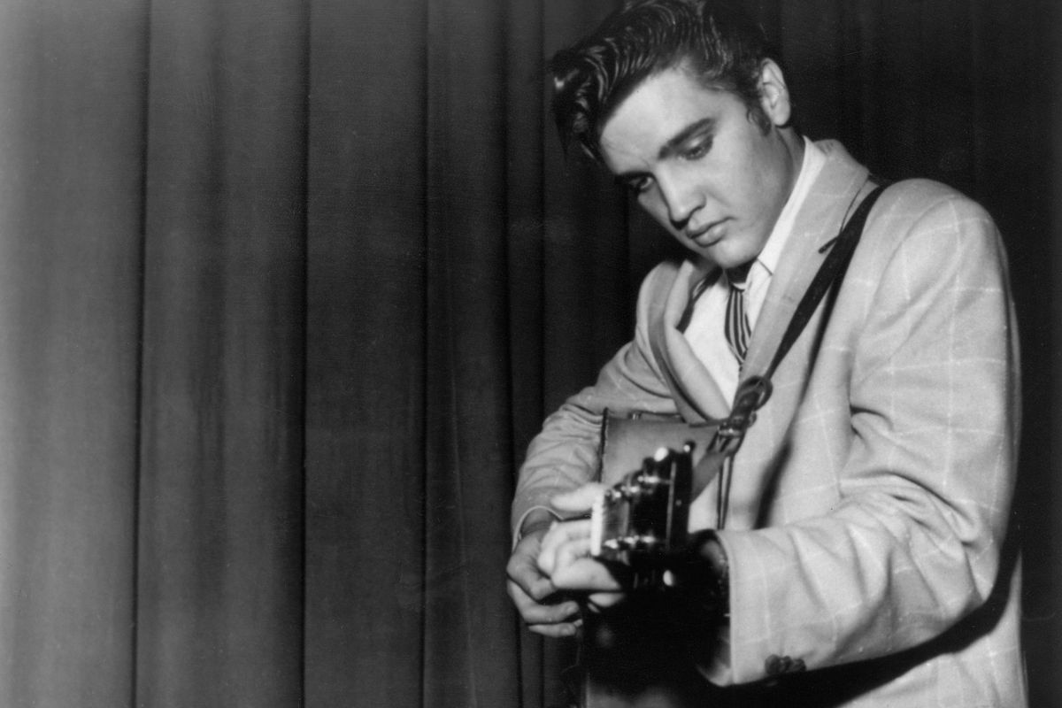 Elvis Presley, il primo anello marchiato TBC è stato battuto all'asta: la cifra è folle