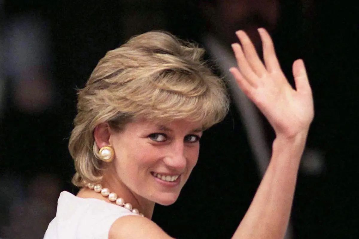 Lady Diana: il suo famoso maglione con la 'pecora nera' venduto all'asta ad una cifra folle