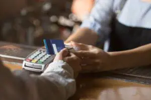 Addio bancomat: si potranno prelevare i contanti anche nei negozi, ecco in che modo