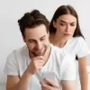 Cassazione, controllare vestiti e amici della fidanzata è stalking: la sentenza