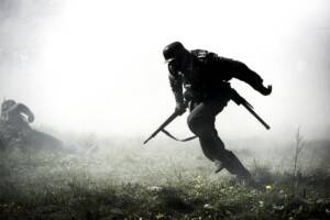 Poesie sulla guerra, per sperare di non essere più 'quello della pietra e della fionda'