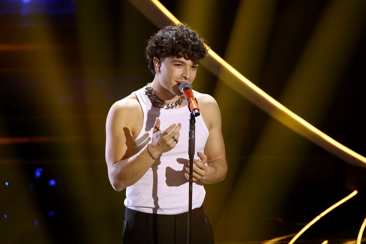 Dammi un bacio Ja' di Leo Gassmann, significato: 'A me basta, basta che mi vieni a salvare'
