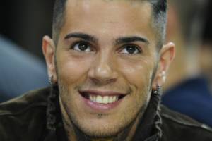 Il significato di 3 messaggi in segreteria, il brano di Emis Killa che istigherebbe al femminicidio
