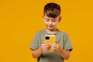 Parental control, scatta l&#8217;obbligo sugli smartphone dei minori: pro e contro