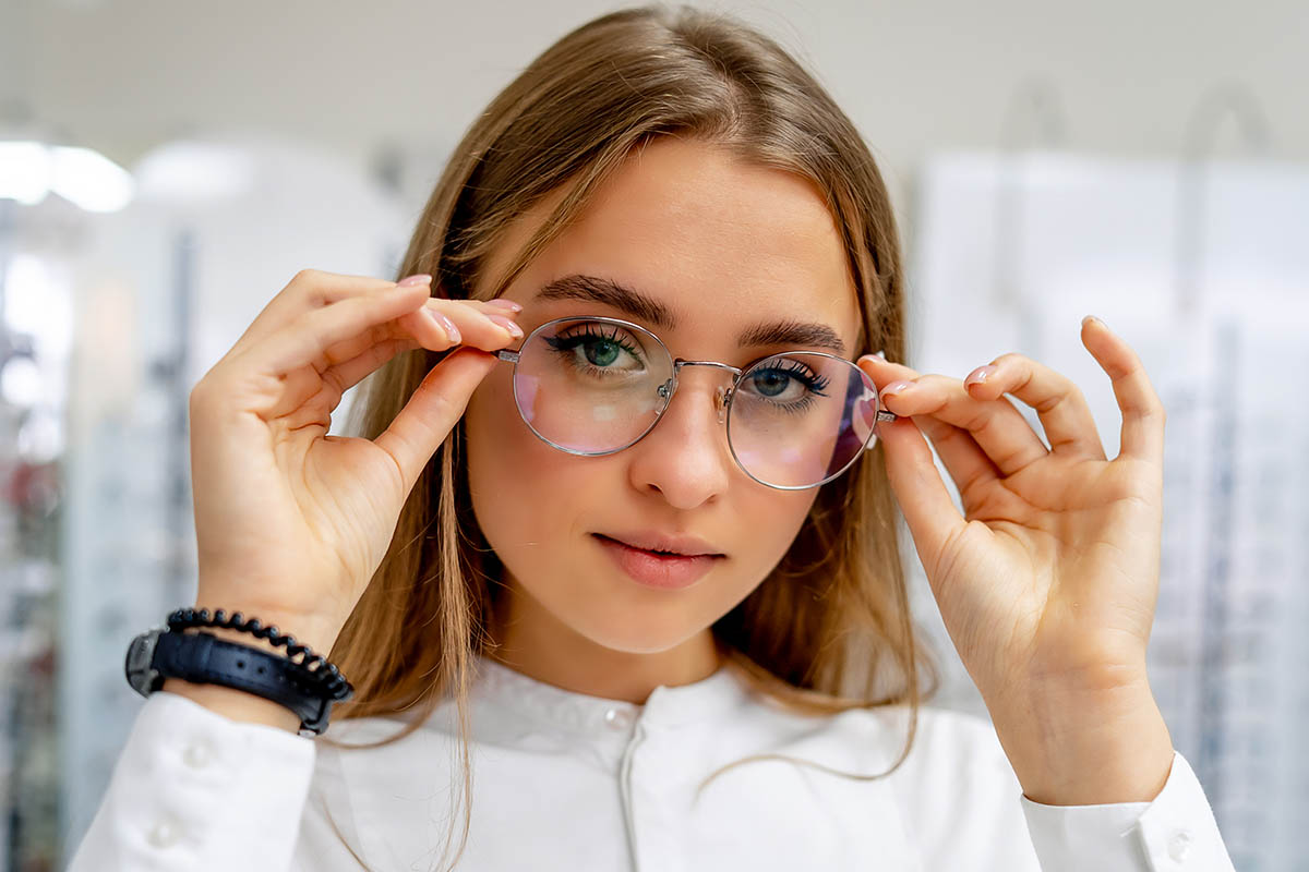 Ragazza che prova occhiali da vista