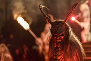 Cosa sono i Krampus, i demoni protagonisti di alcune leggende natalizie alpine