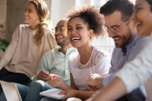 Frasi di incoraggiamento per un'amica: cosa scrivere per tirare su il morale?