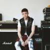 Irama: la sua casa è semplice, ma un dettaglio rock la rende speciale