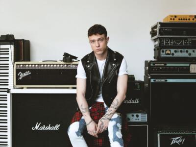 Irama: la sua casa è semplice, ma un dettaglio rock la rende speciale