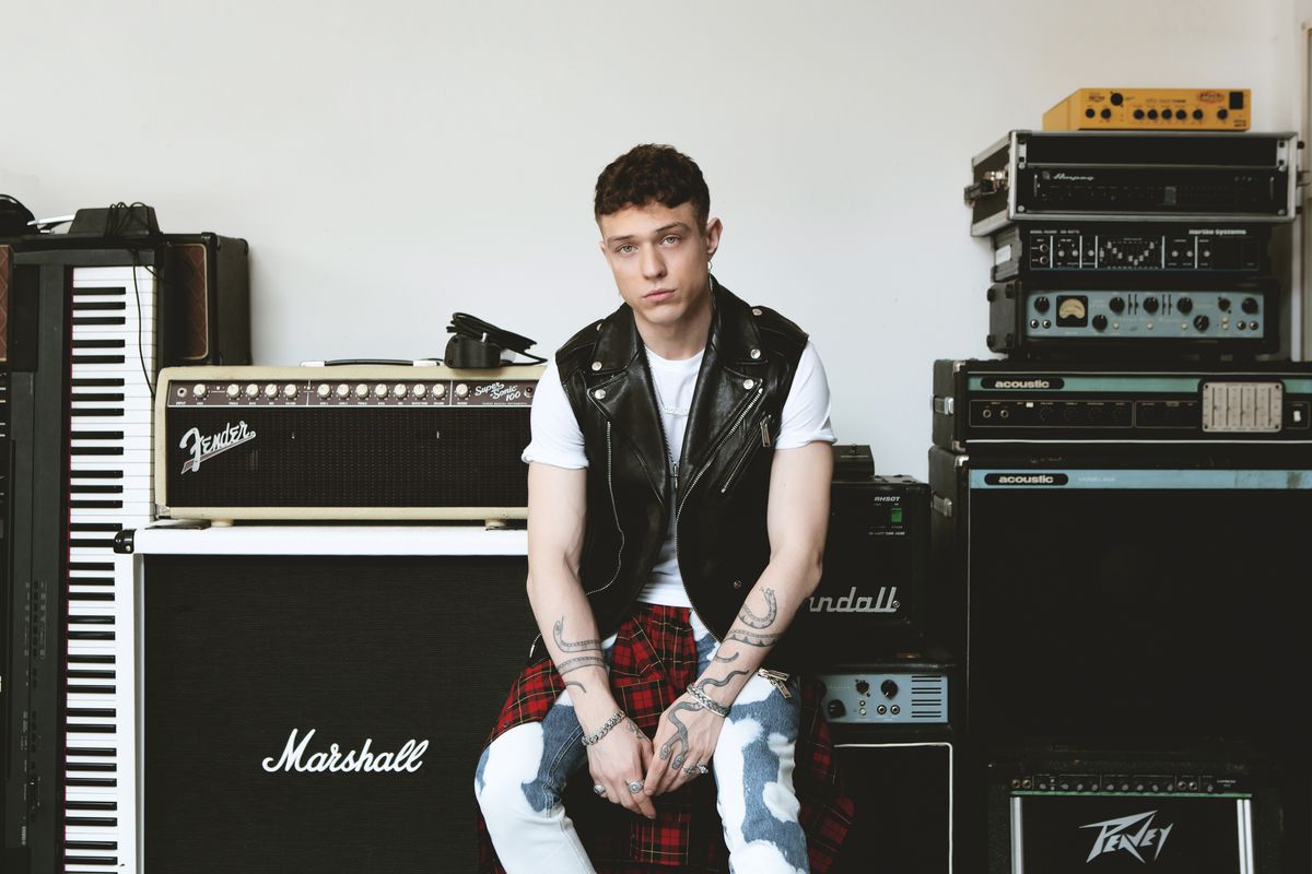 Irama: la sua casa è semplice, ma un dettaglio rock la rende speciale
