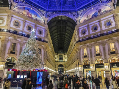 Milano, albero di Natale 2023 in Galleria: dopo 8 anni Swarovski cede il testimone a Gucci