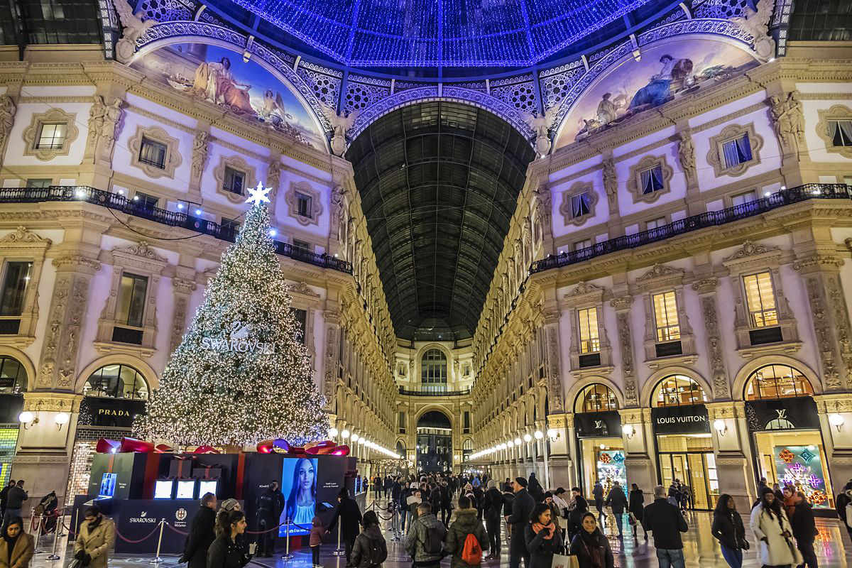 Milano, albero di Natale 2023 in Galleria: dopo 8 anni Swarovski cede il testimone a Gucci