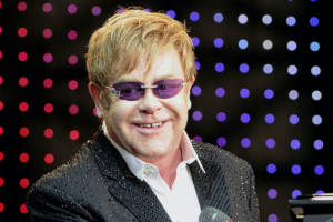 Elton John da record anche all'asta: 8 milioni per i suoi cimeli (tra cui un Banksy)