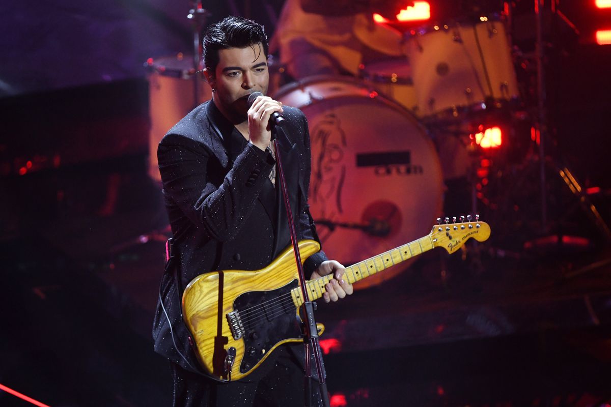 Un ragazzo Una ragazza di The Kolors, il significato: 'Vorrei parlarti e mi vergogno come un cane'
