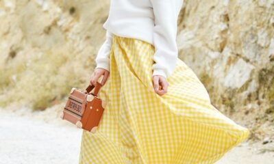 Donna con borsa e gonna primaverile