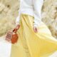 Donna con borsa e gonna primaverile