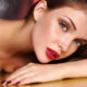 Donna con rossetto rosso