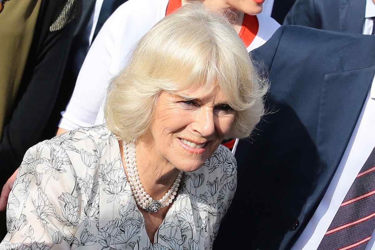 La regina Camilla diventa una Barbie: 'Geniale, sono ringiovanita di circa 50 anni'
