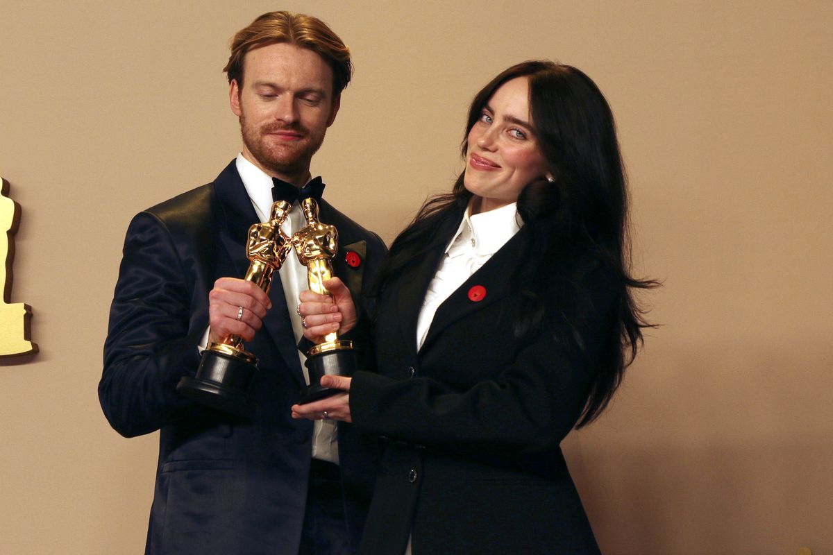 Oscar 2024, perché alcuni Vip hanno sfoggiato una spilla rossa? Ecco il significato