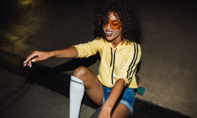 Ragazza vestita alla moda streetwear