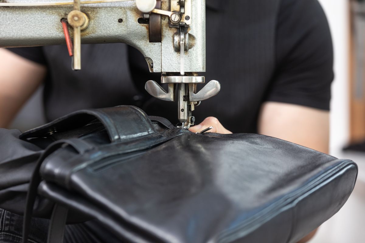 Produrre una borsa da 1800 euro costa 93 euro: Armani sottoposta ad amministrazione giudiziaria