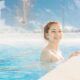 Donna alle terme piscina
