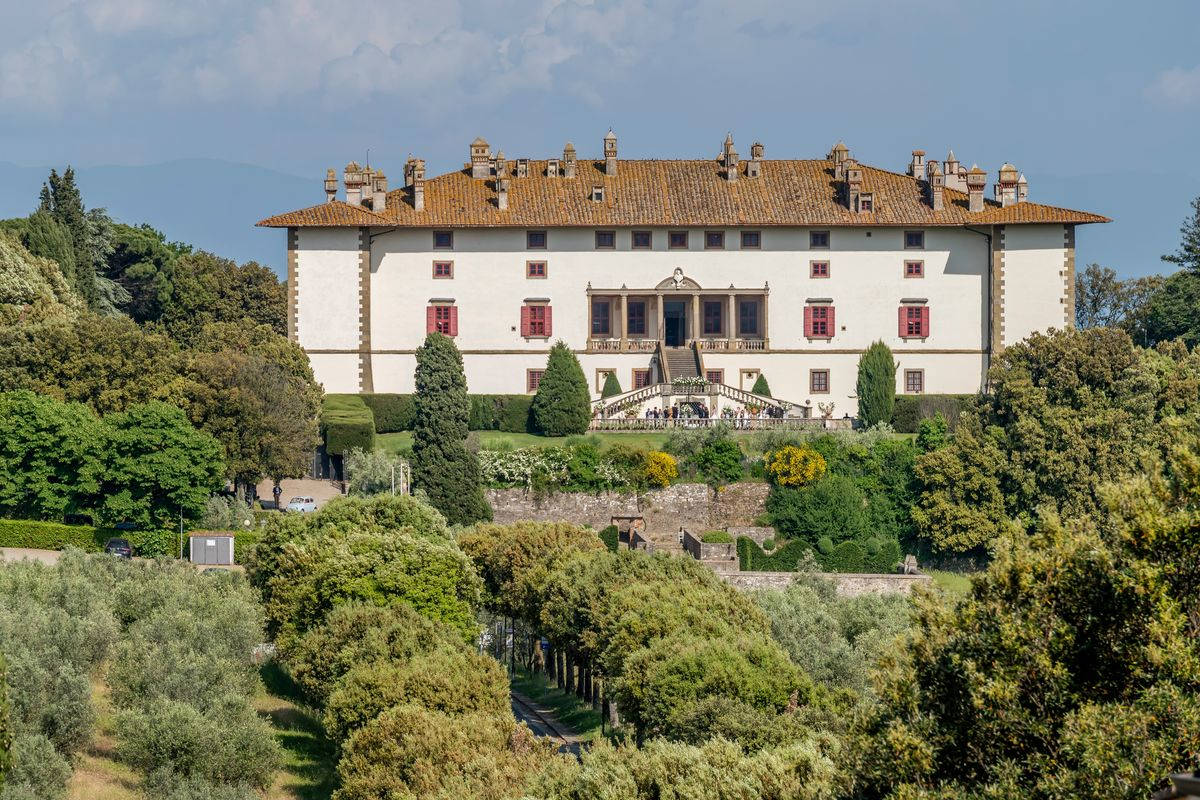 Villa La Ferdinanda: dove si trova e qual è la storia della dimora dei Cento Camini