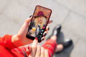 Cos’è l’oversharing? I rischi e i trucchi più efficaci per limitarlo