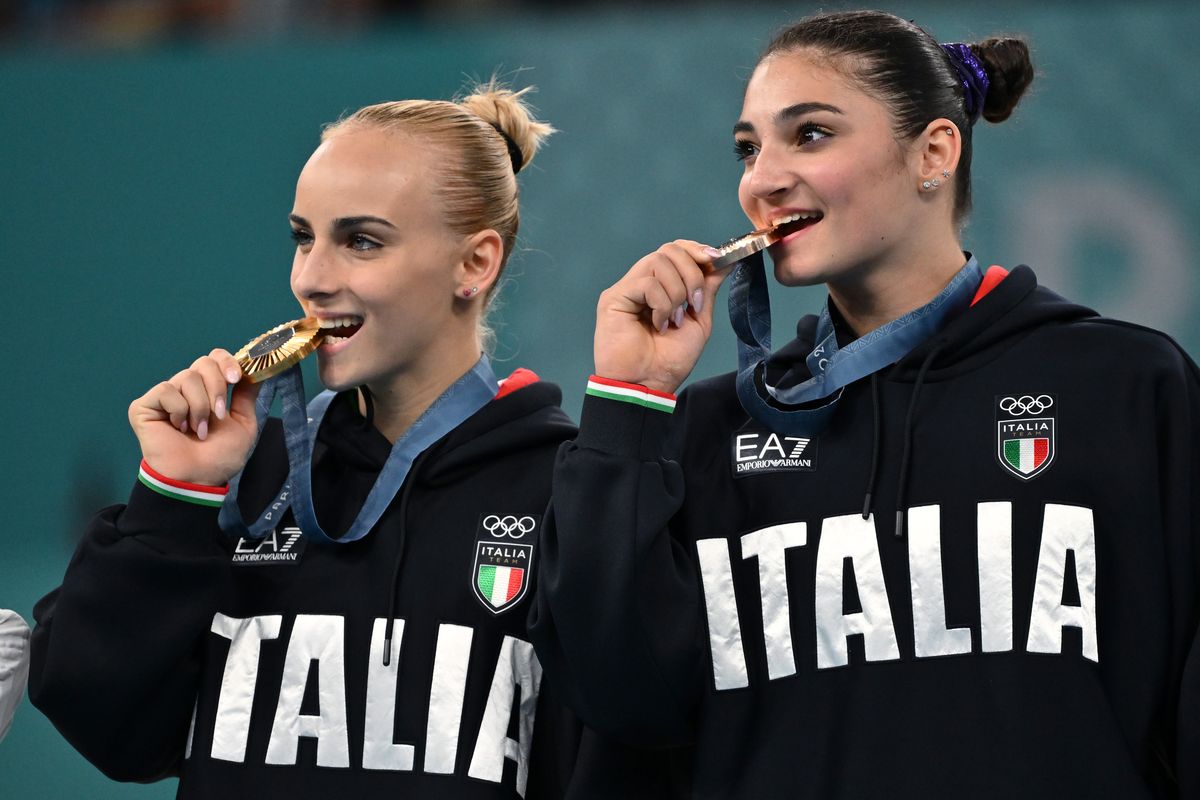 Olimpiadi, perché gli atleti mordono le medaglie sul podio? La tradizione non c'entra nulla