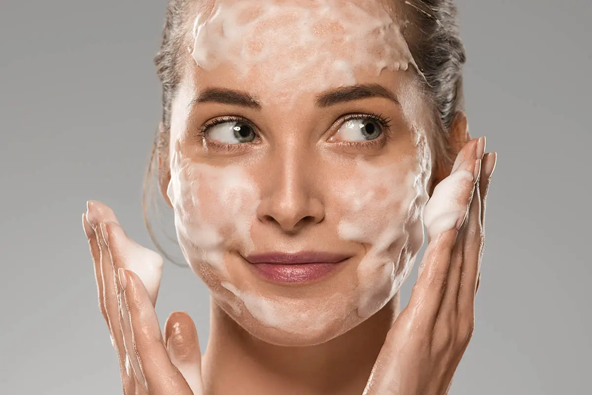 Applicazione detergente viso