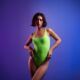 Ragazza con body verde in posa