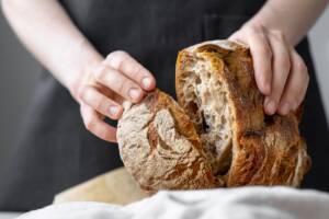 Perché non si mette il pane capovolto sul tavolo?