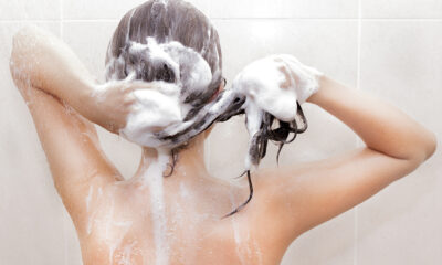 Applicare shampoo sotto la doccia