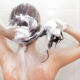 Applicare shampoo sotto la doccia
