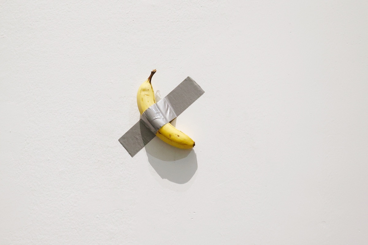 Comedian di Maurizio Cattelan va all'asta: il valore della banana con lo scotch è folle