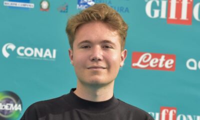 Il filo rosso di Alfa, il significato: 'Guardaci adesso che cosa siamo diventati'