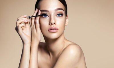 Donna si trucca con mascara