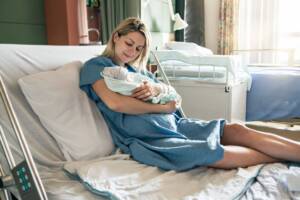 Distrazione, disinteresse o smemoratezza? Niente panico, è il mommy brain: ecco cos'è