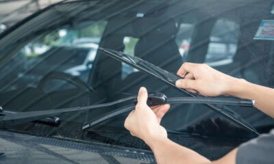 Qual è il significato dei tergicristalli dell'auto alzati? Non è il gesto di un ammiratore!