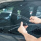 Qual è il significato dei tergicristalli dell'auto alzati? Non è il gesto di un ammiratore!