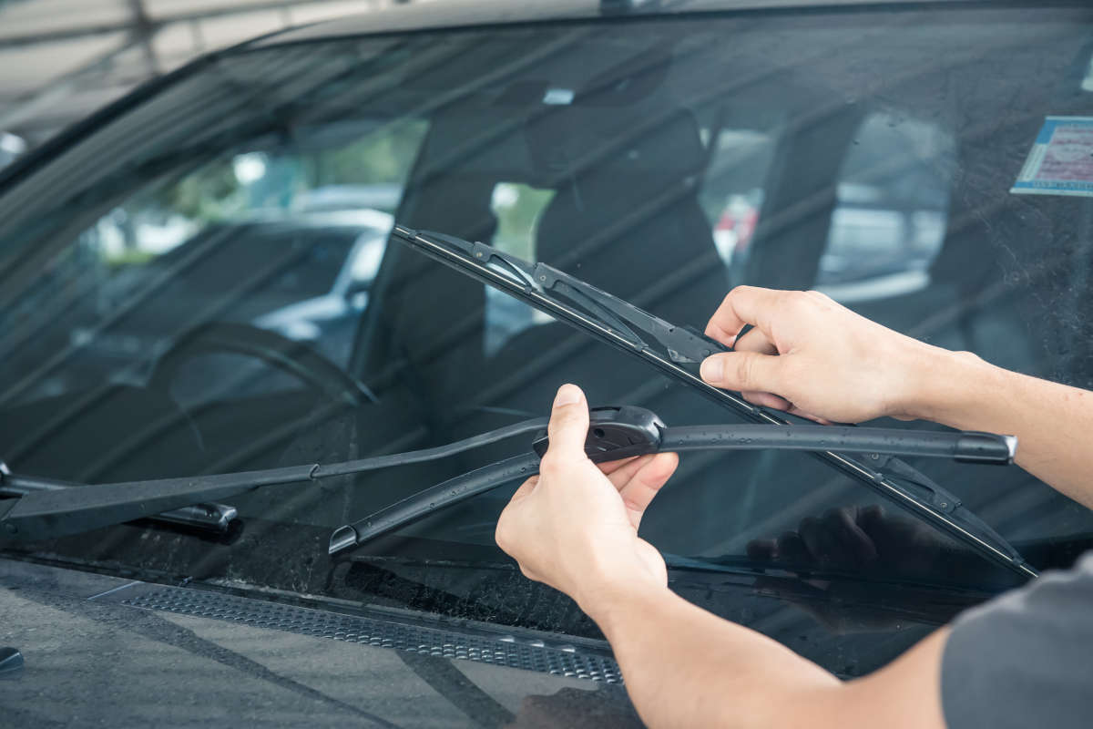 Qual è il significato dei tergicristalli dell'auto alzati? Non è il gesto di un ammiratore!