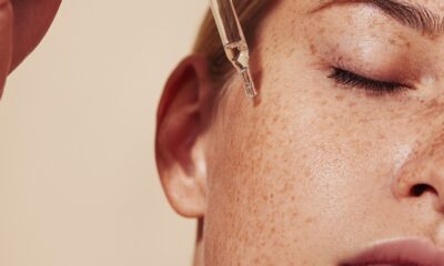 Siero viso ragazza con lentiggini