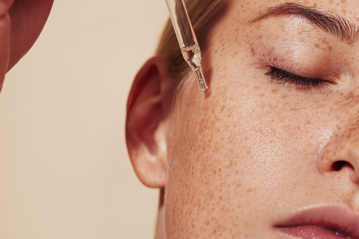 Siero viso ragazza con lentiggini